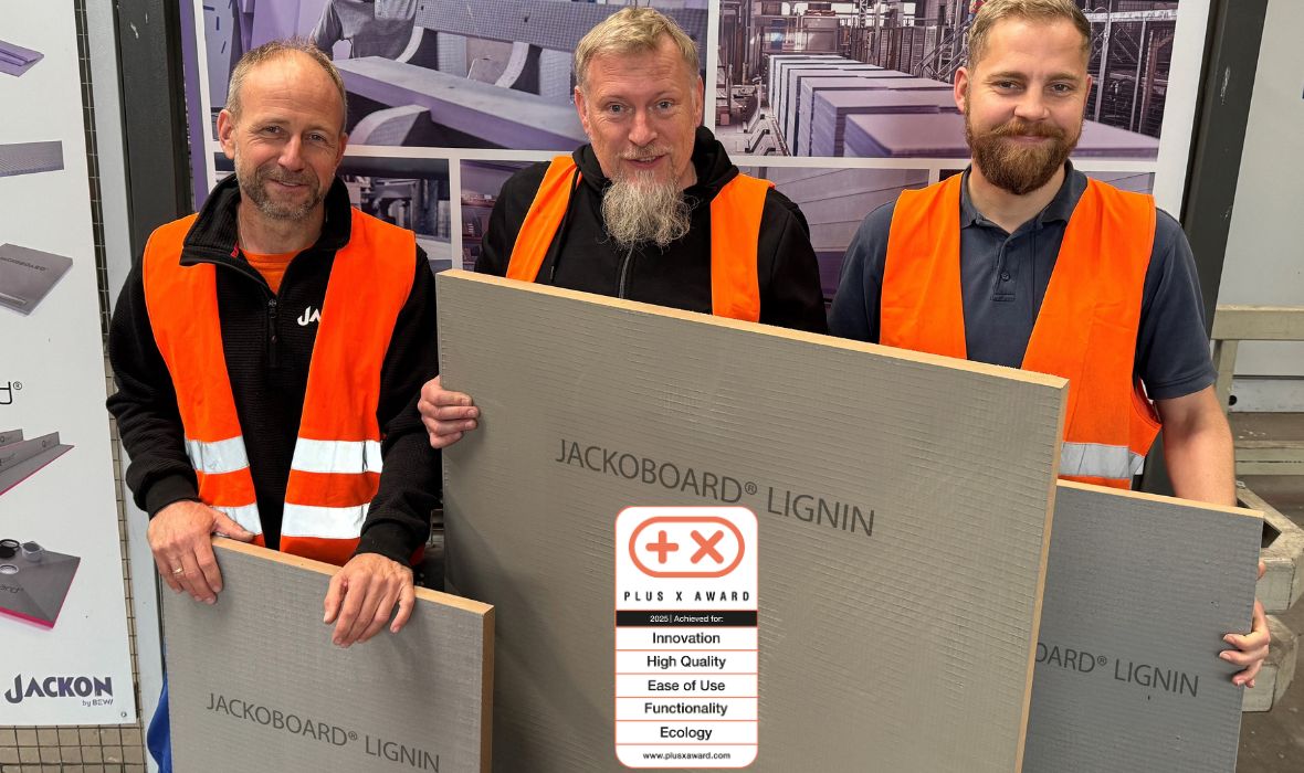 Vijfvoudig bekroond: JACKOBOARD® LIGNIN – de CO₂-geoptimaliseerde innovatie in bouwplaten overtuigt bij de Plus X Award