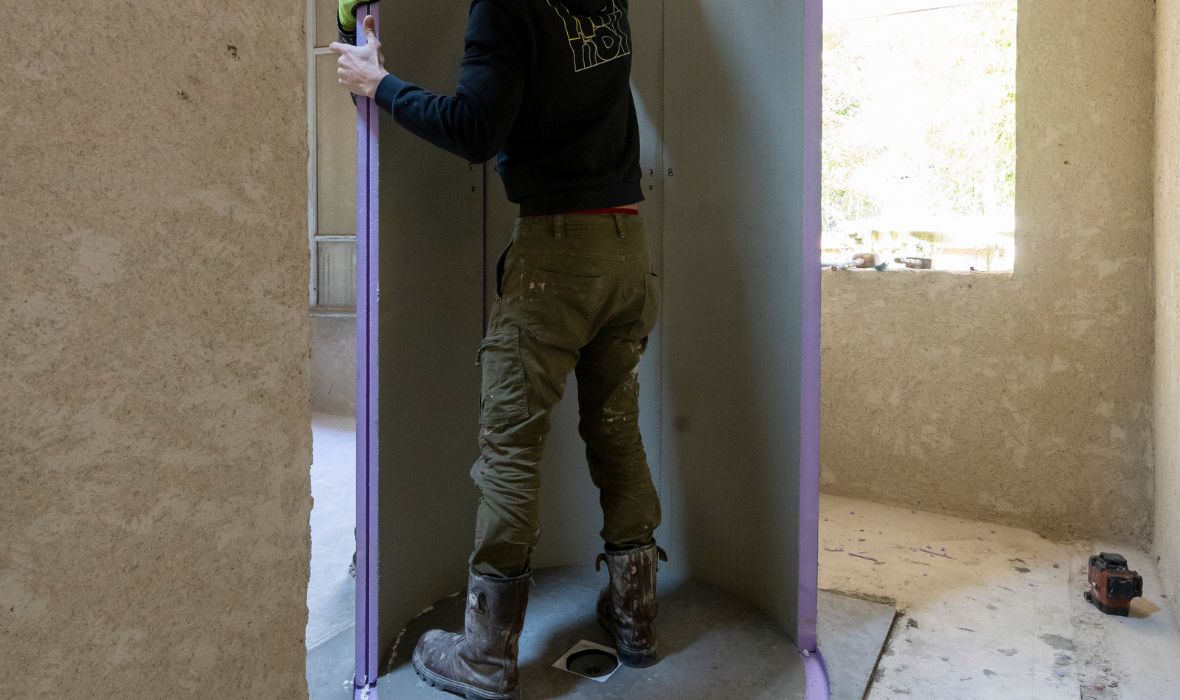 Slim opgelost: badkamer met douche, wastafel en toilet op slechts  4,35 m2