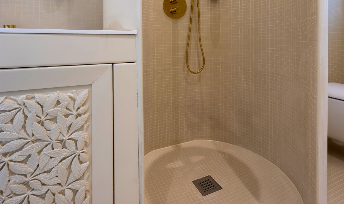 Slim opgelost: badkamer met douche, wastafel en toilet op slechts  4,35 m2